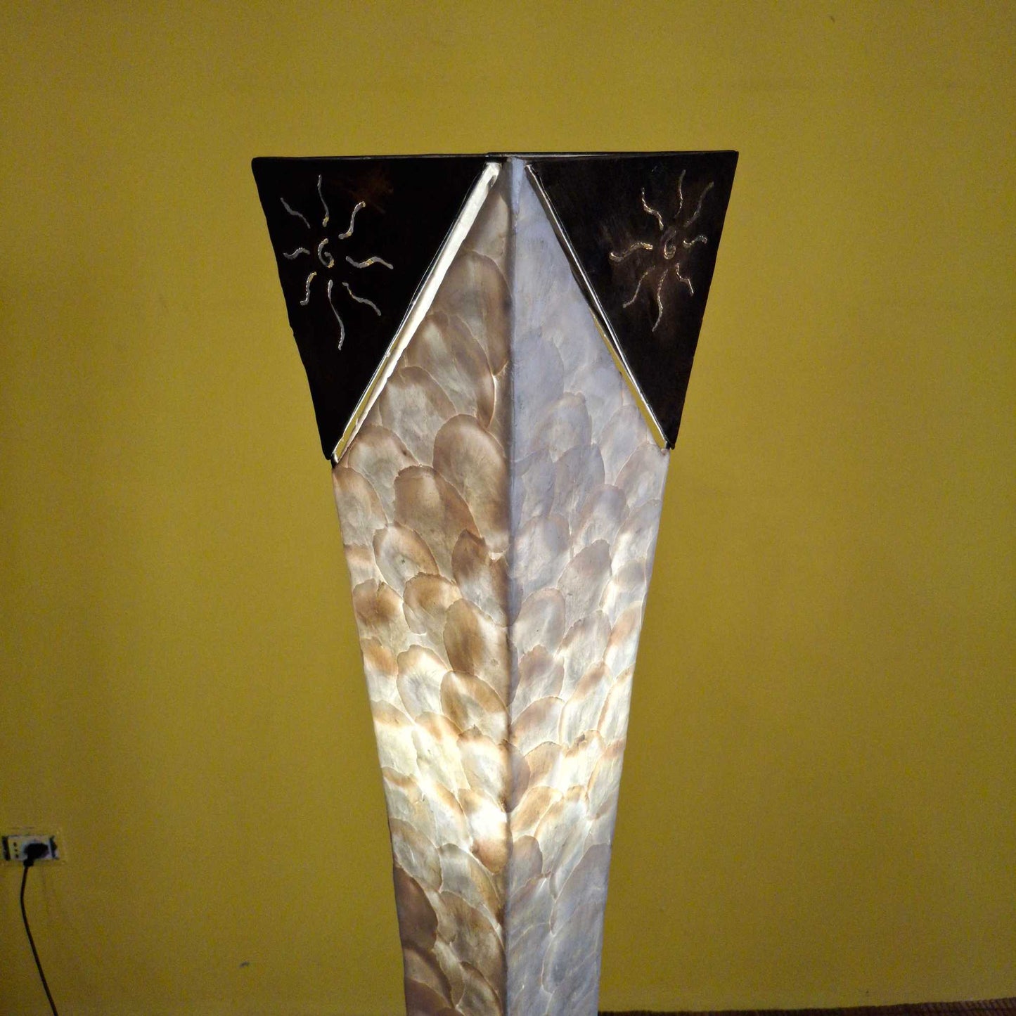 Piantana in madre perla lampada etnica da terra