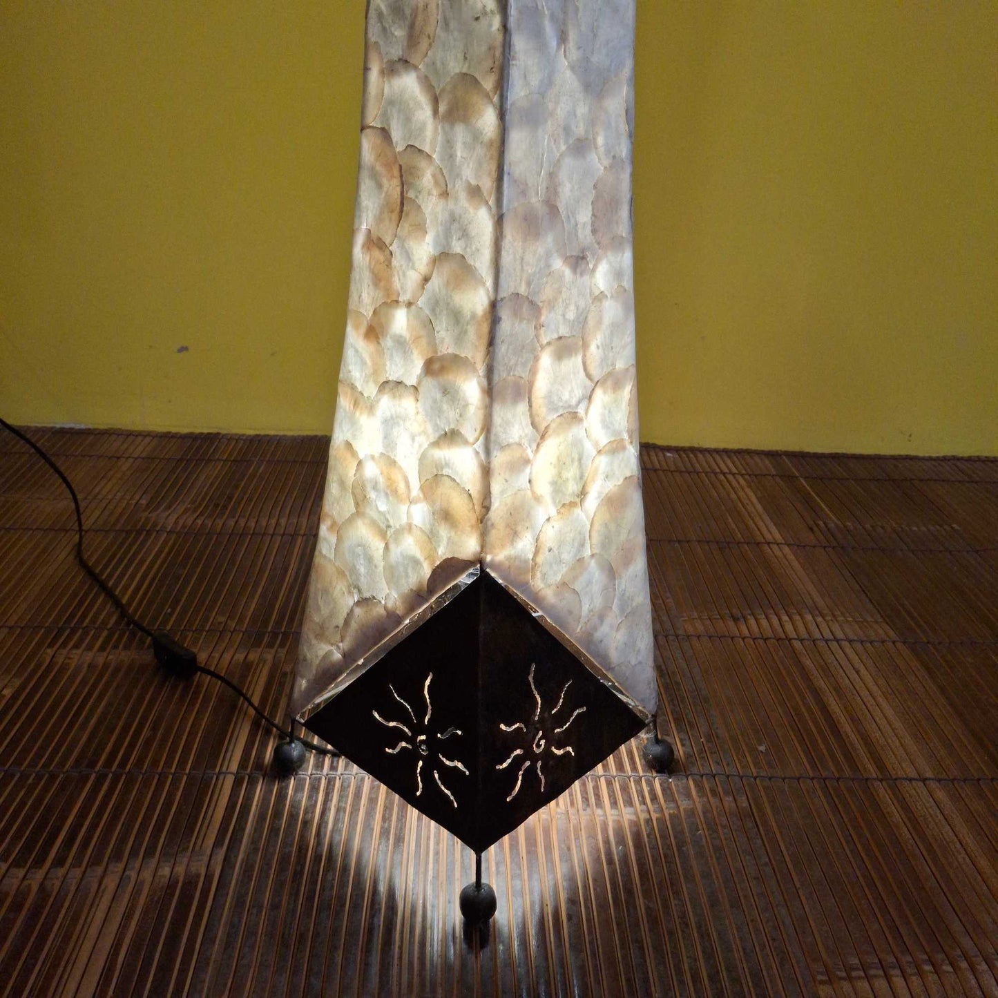 Piantana in madre perla lampada etnica da terra