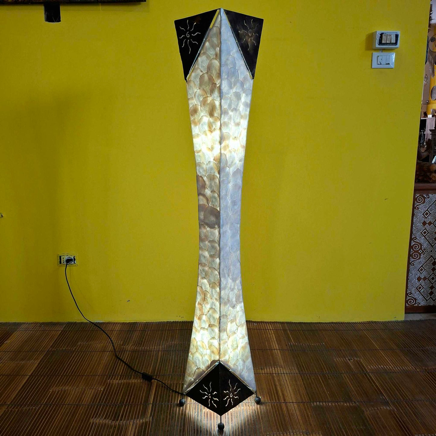 Piantana in madre perla lampada etnica da terra