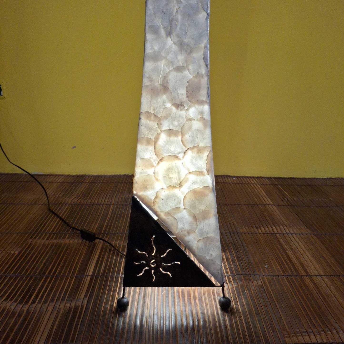 Piantana in madre perla lampada etnica da terra