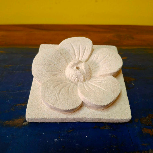 Portaincenso a forma di fiore in pietra viva indonesiana