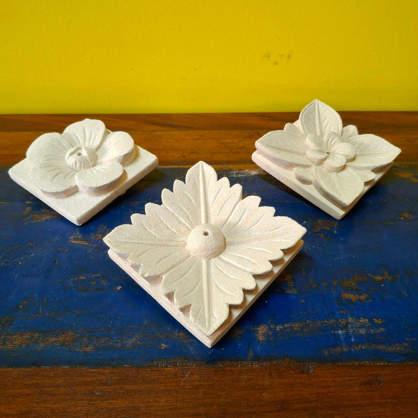 Portaincenso a forma di fiore in pietra viva indonesiana