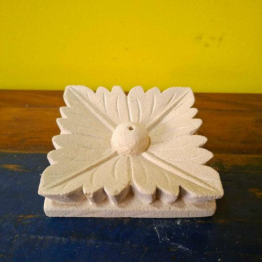 Portaincenso etnico in pietra viva indonesiana