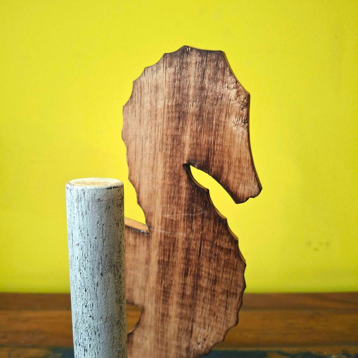 Portarotoli da cucina in legno cavalluccio marino