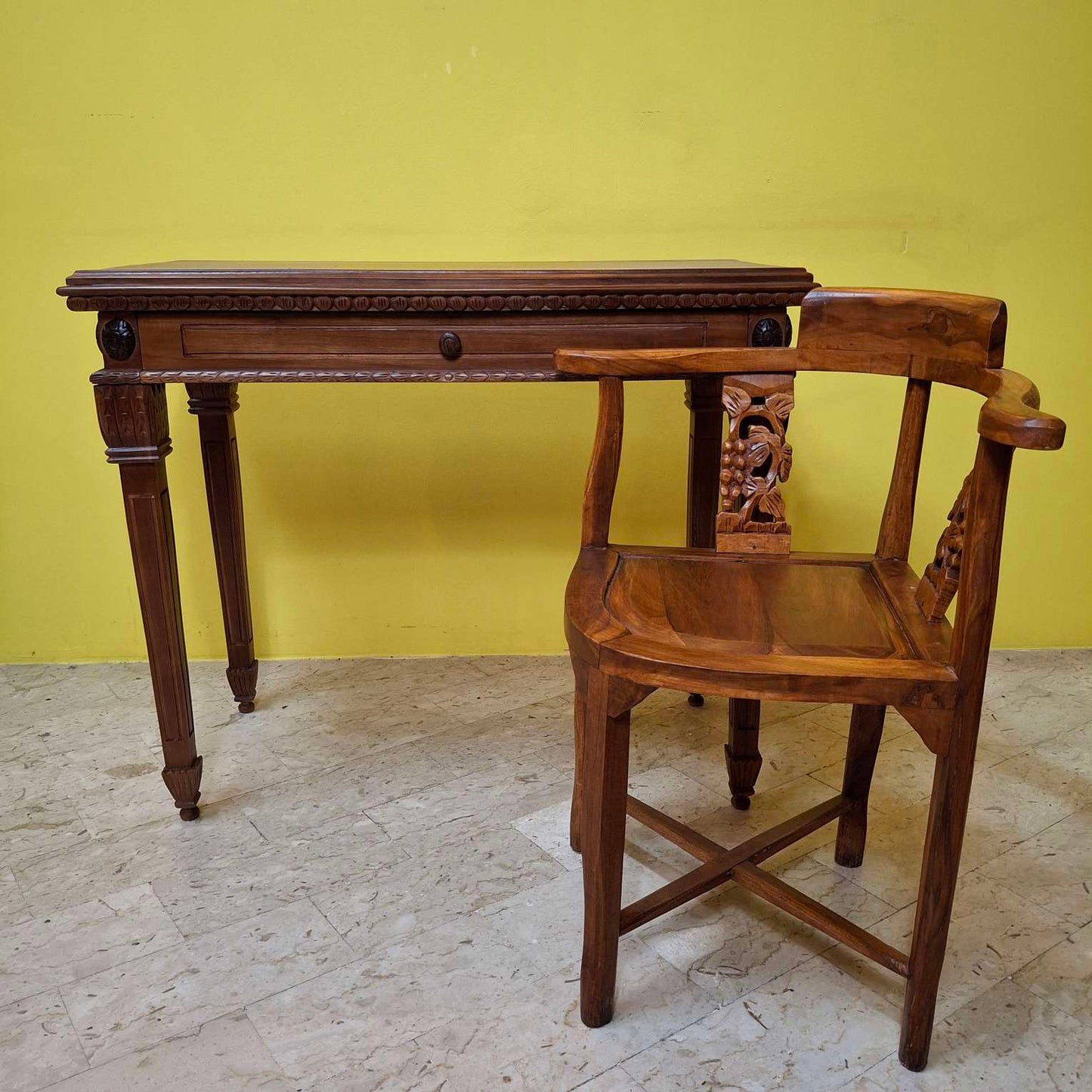 Bureau ethnique en teck, meuble d'entrée artisanal