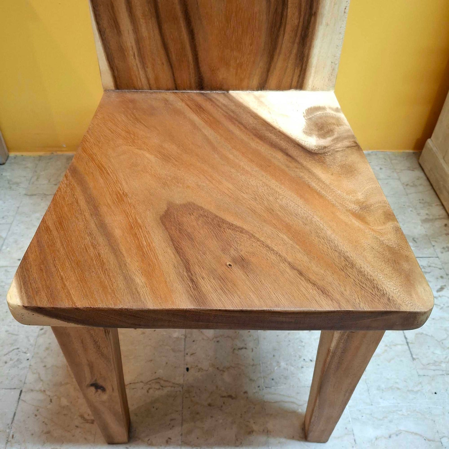 Sedia etnica con schienale alto in fetta intera di legno Suar
