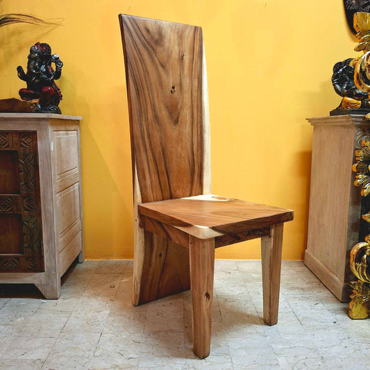 Sedia etnica con schienale alto in fetta intera di legno Suar
