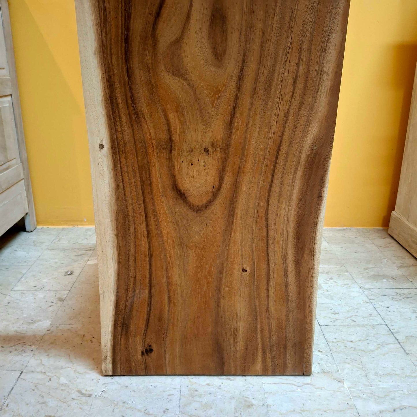 Sedia etnica con schienale alto in fetta intera di legno Suar