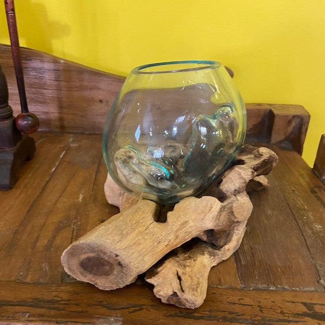 Vase ornemental ethnique en verre avec racine d'orchidée
