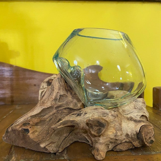 Vase ornemental ethnique en verre avec racine d'orchidée