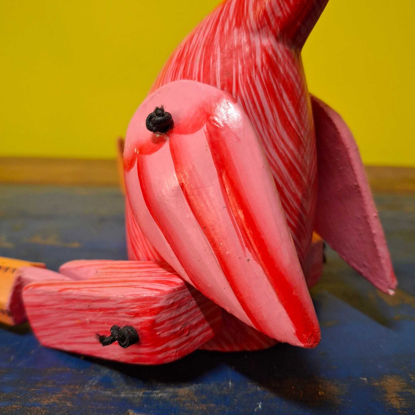 Figurine décorative en bois représentant un flamant rose