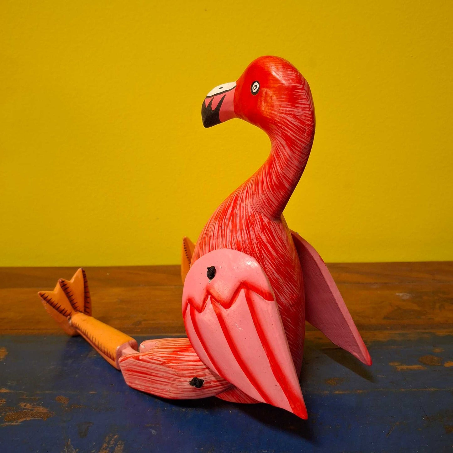 Figurine décorative en bois représentant un flamant rose