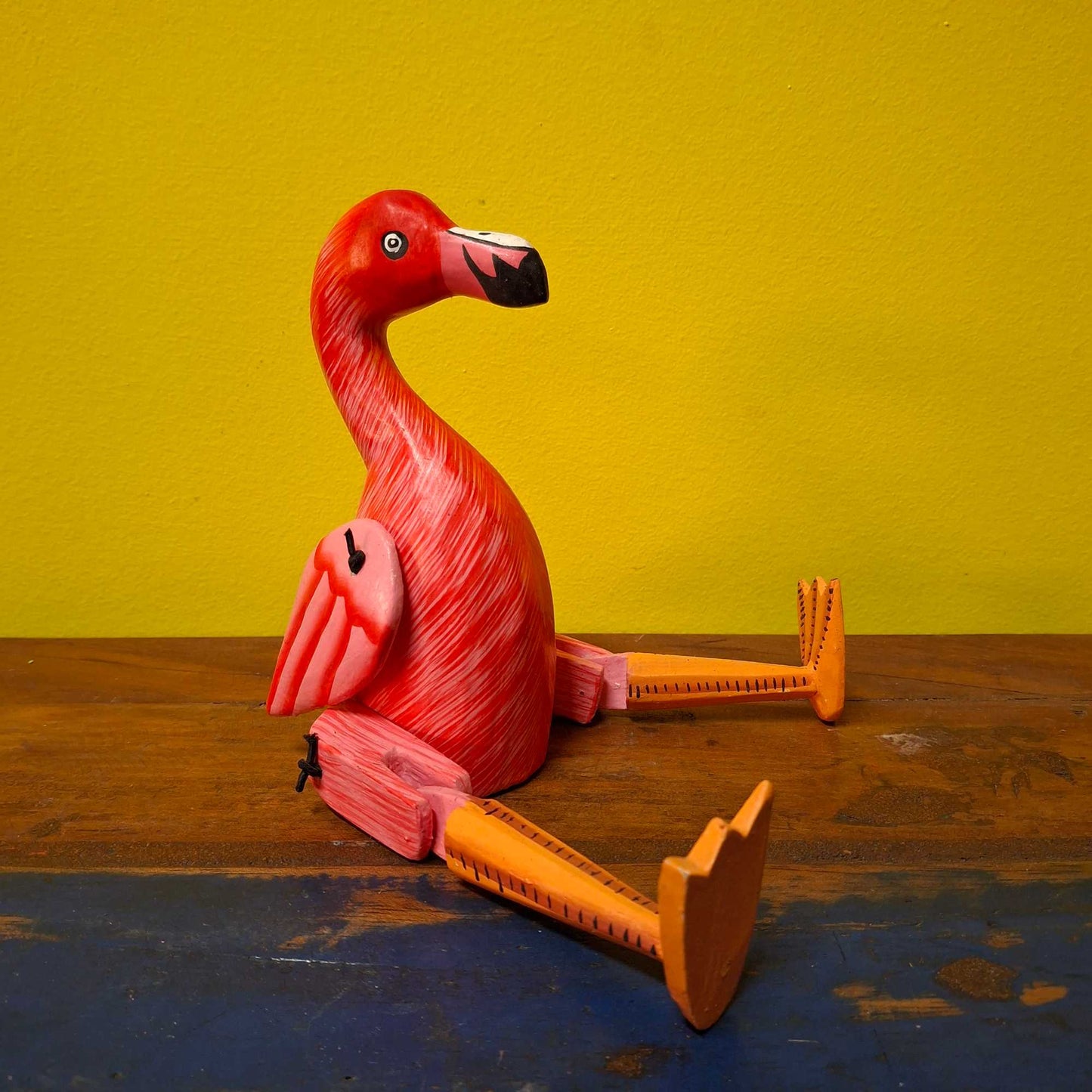 Figurine décorative en bois représentant un flamant rose