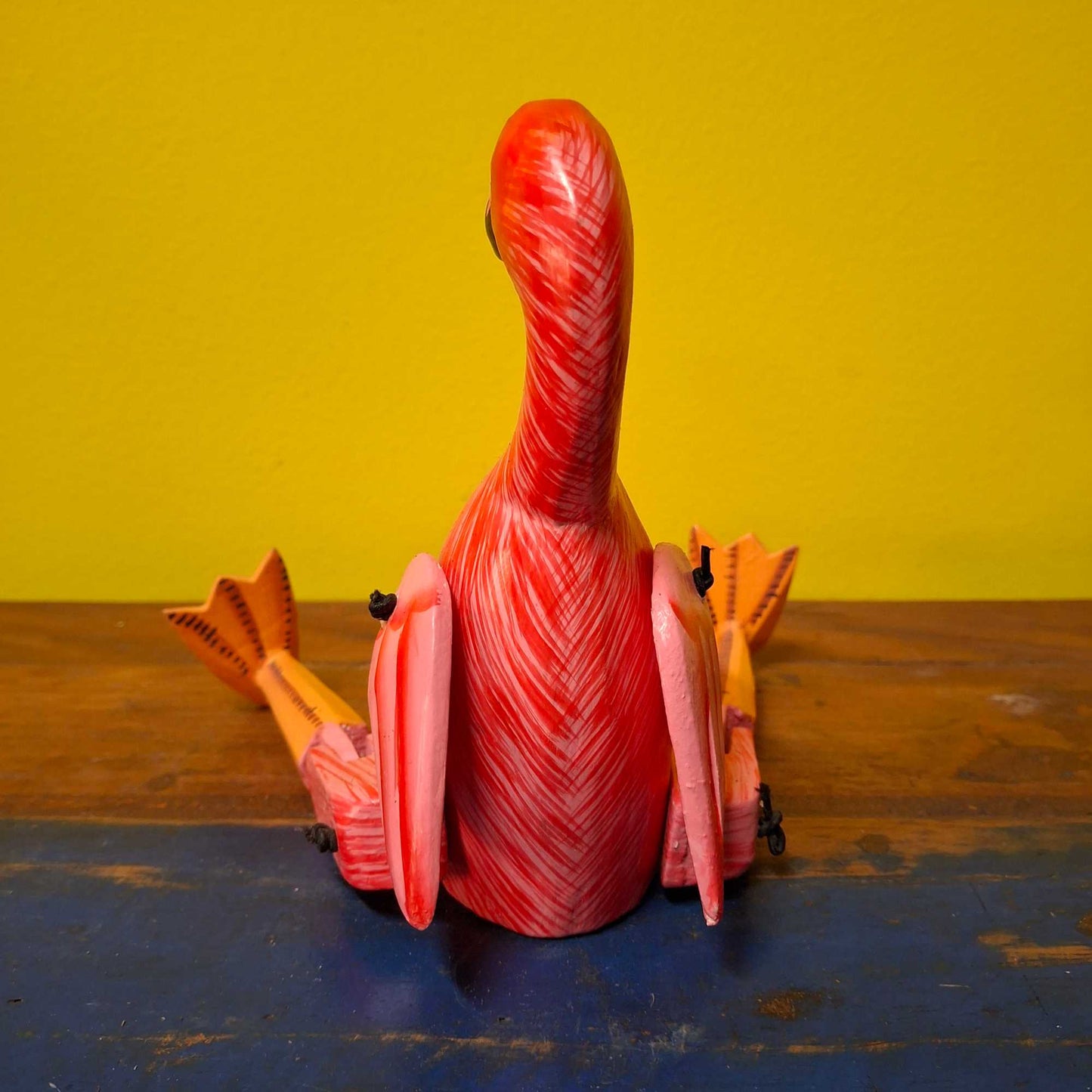 Figurine décorative en bois représentant un flamant rose