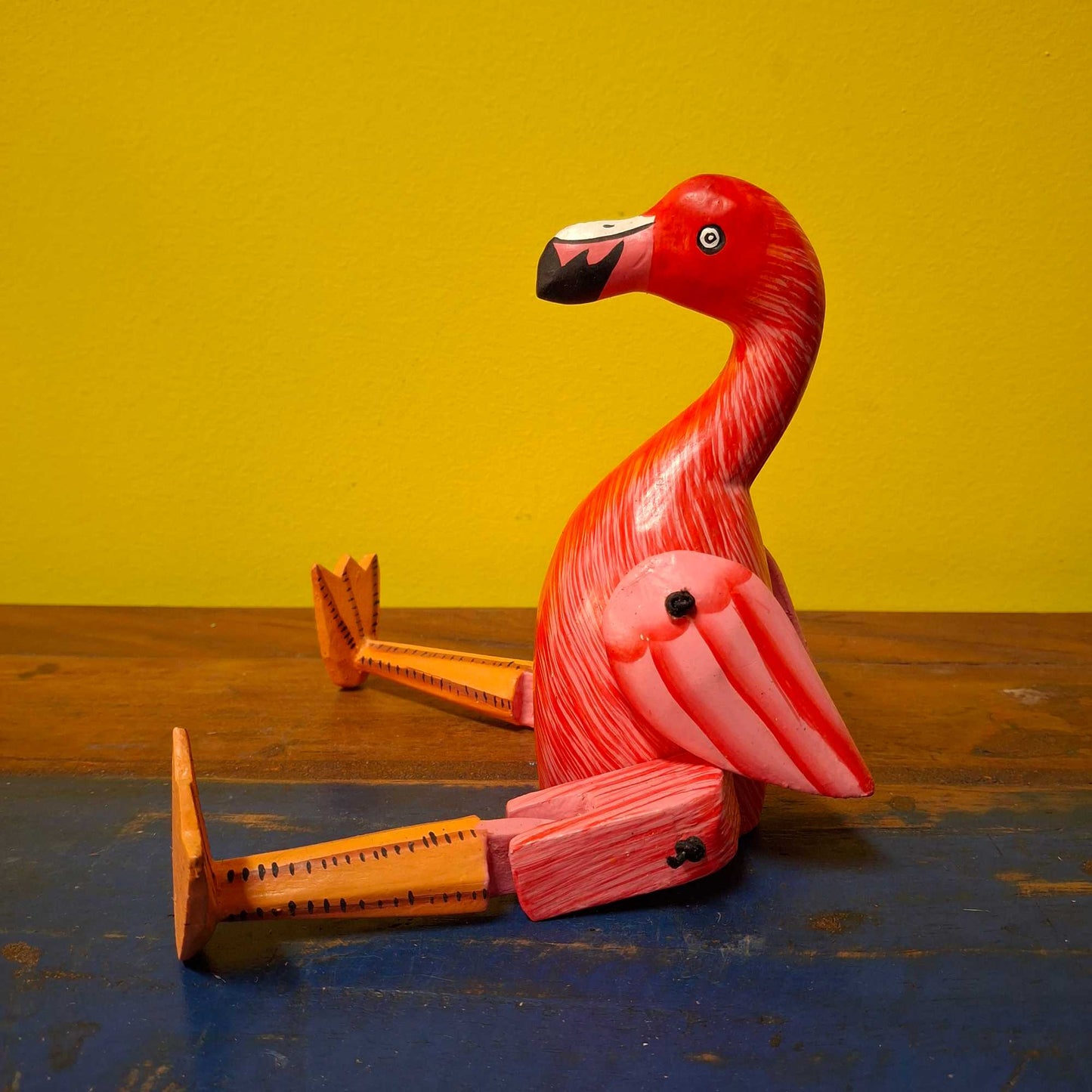 Figurine décorative en bois représentant un flamant rose