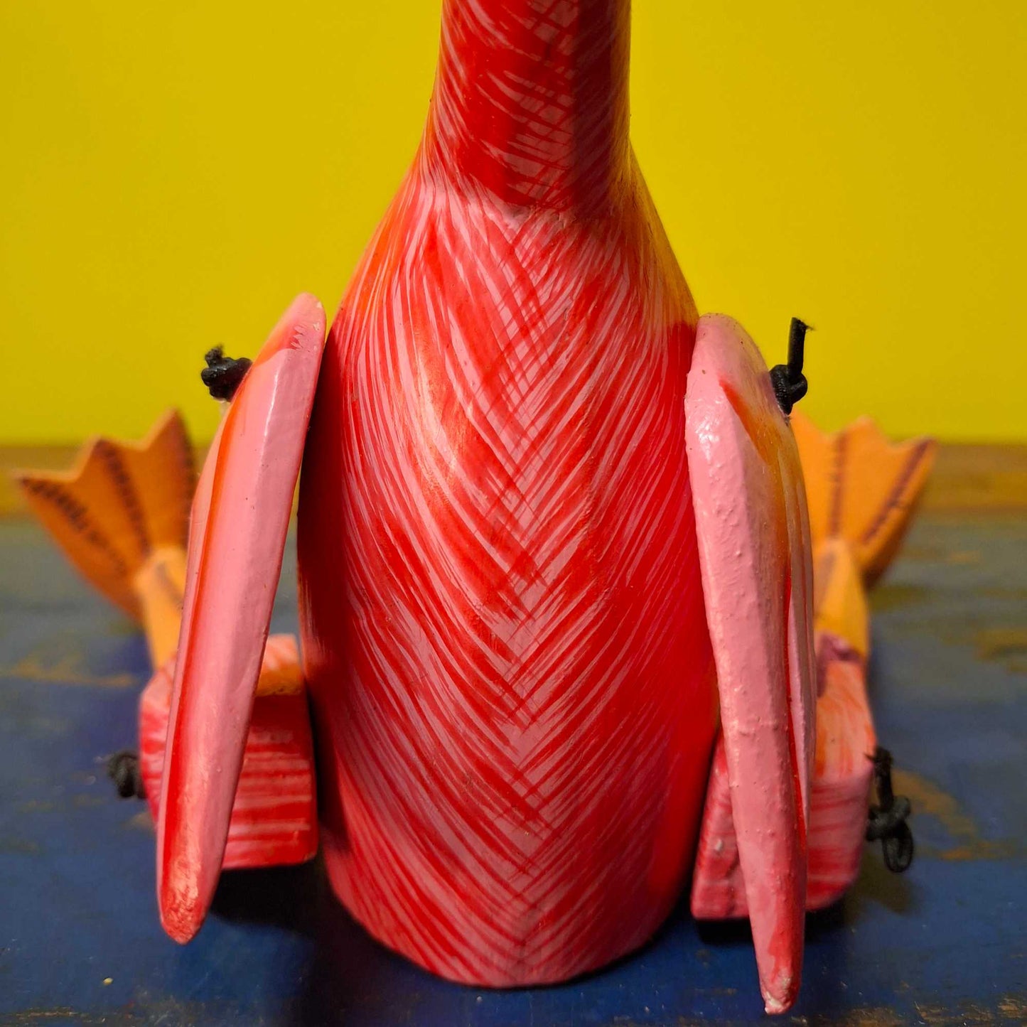 Figurine décorative en bois représentant un flamant rose