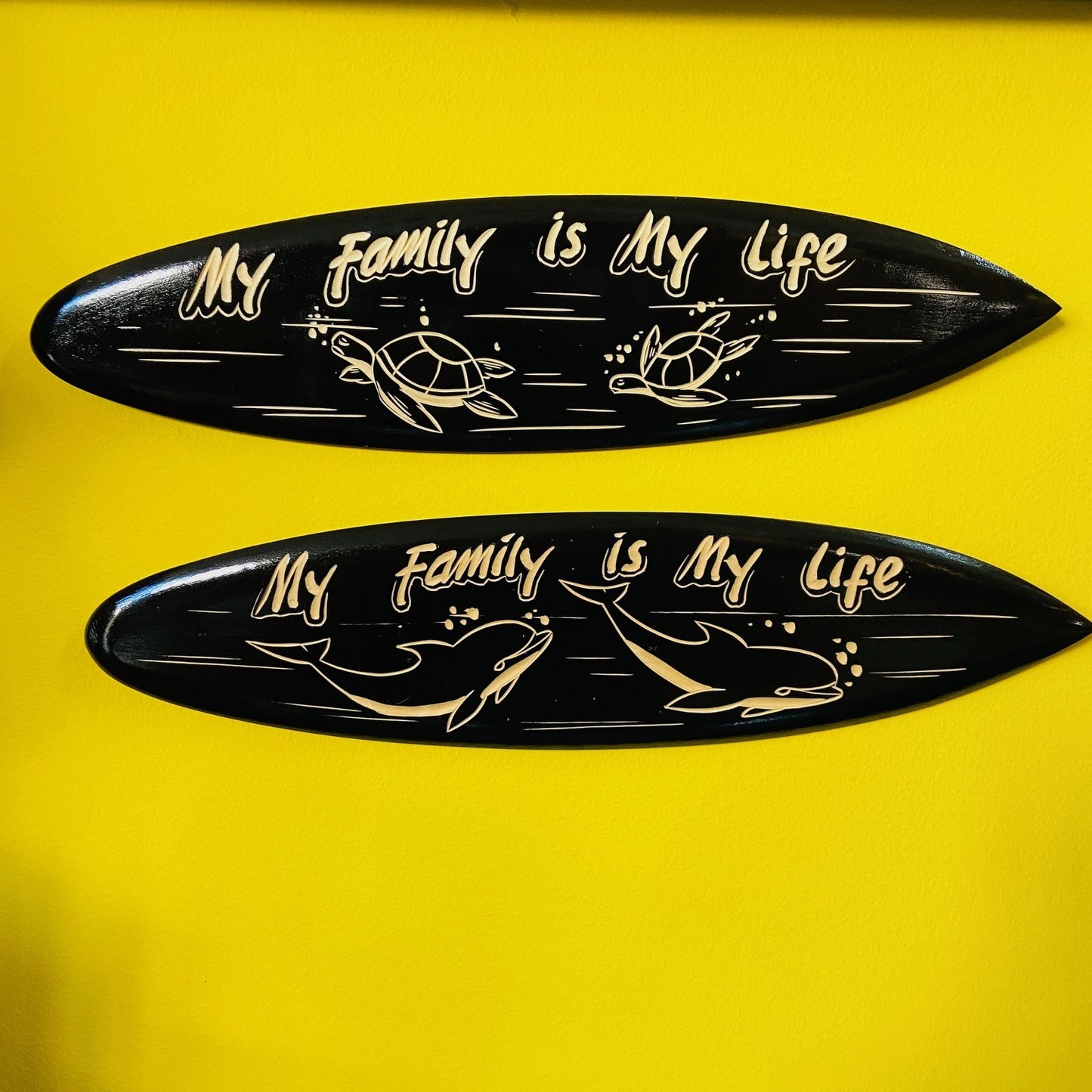 Planche de surf avec des dauphins Ma famille est ma vie