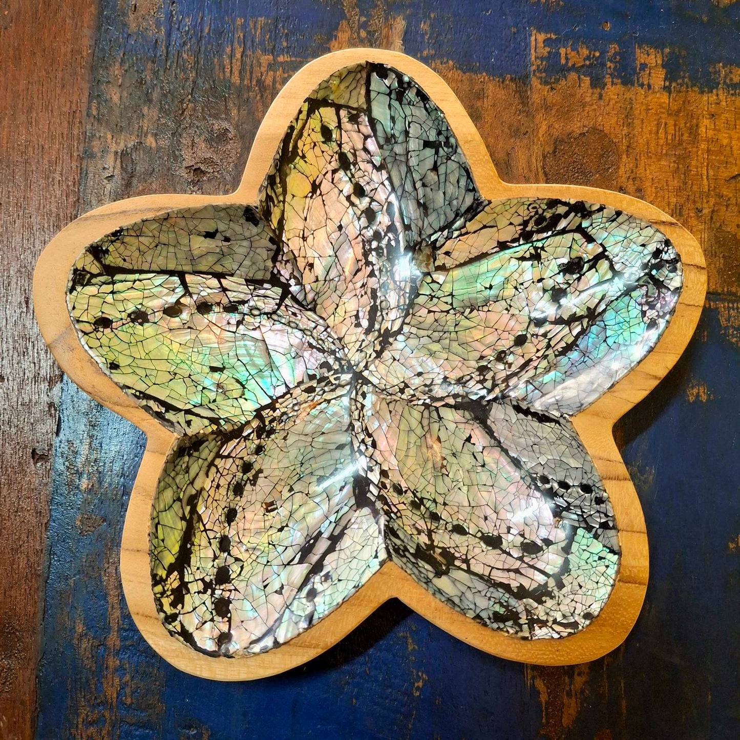 Star-shaped mother-of-pearl pocket emptier