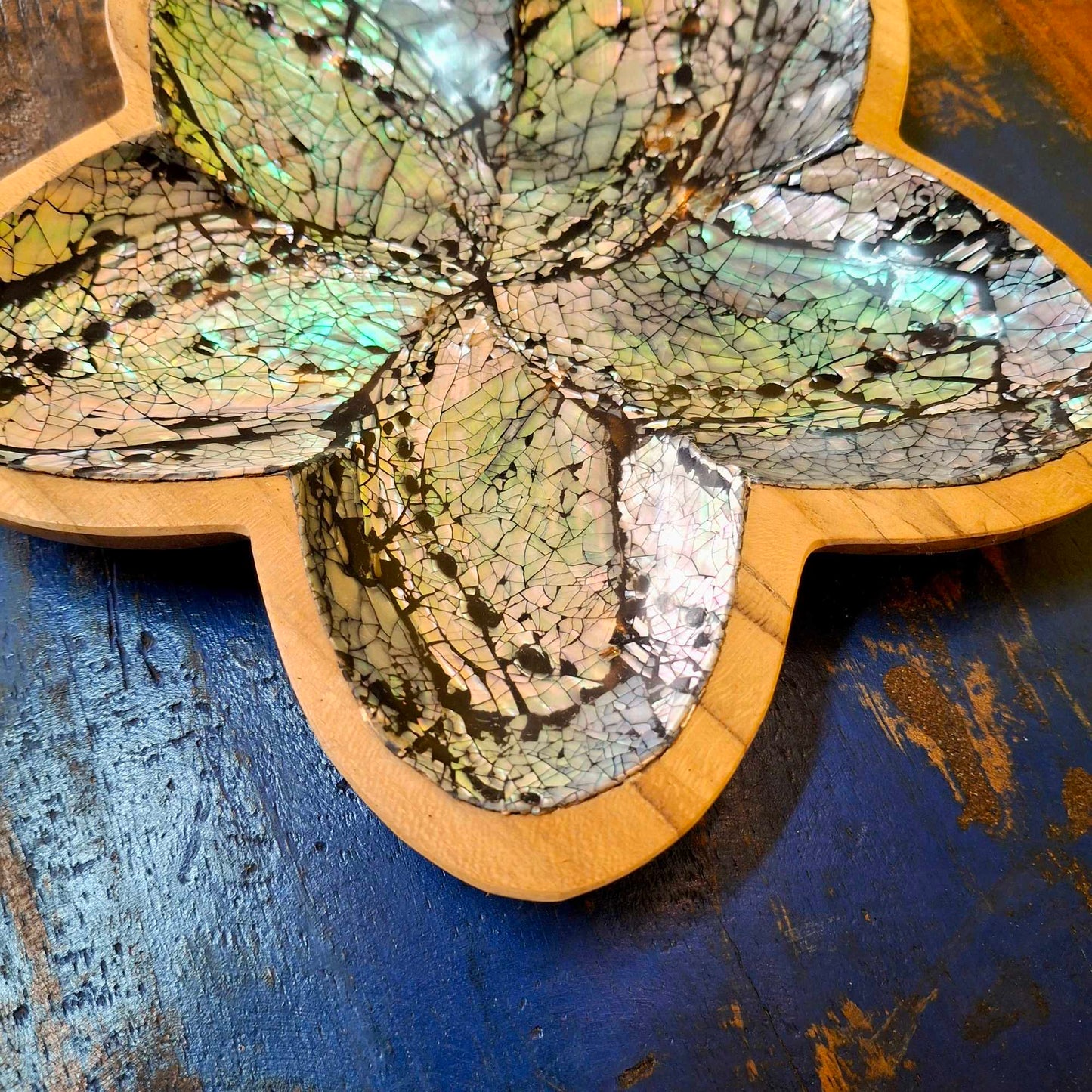 Star-shaped mother-of-pearl pocket emptier