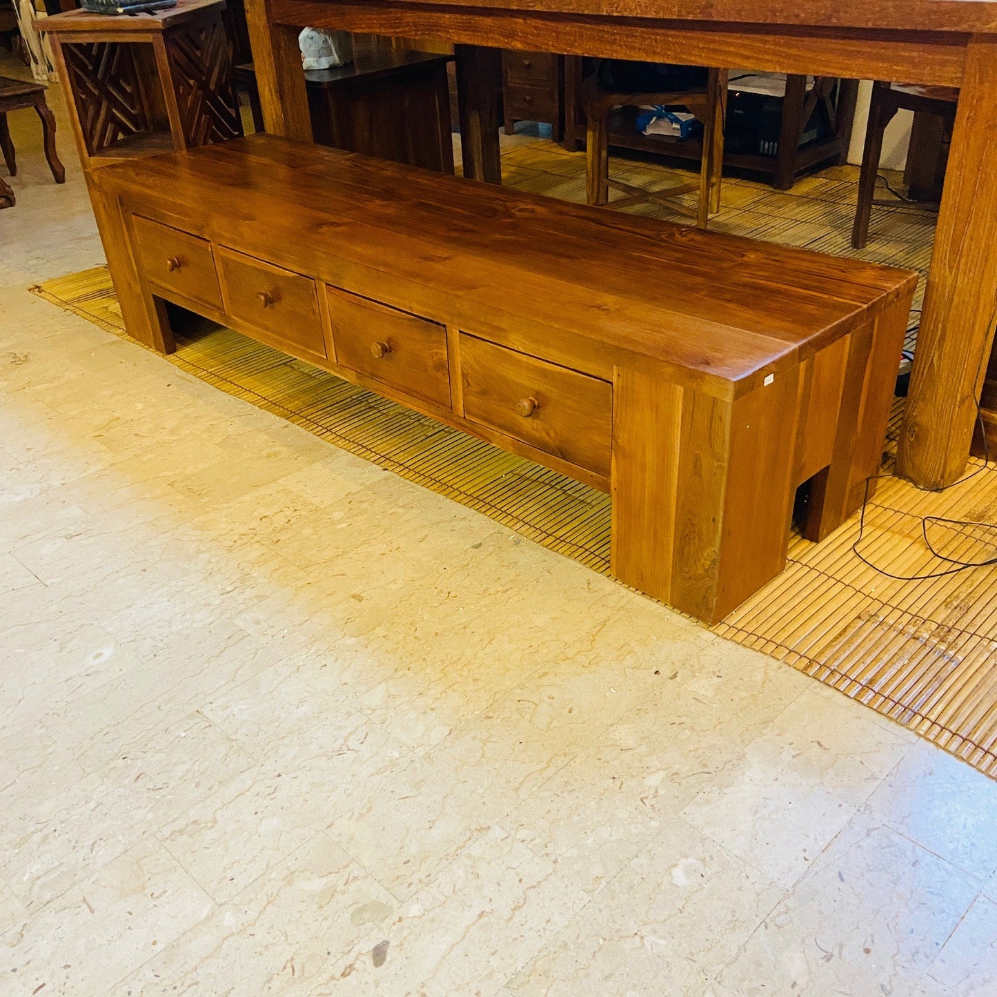 Table basse minimaliste en teck