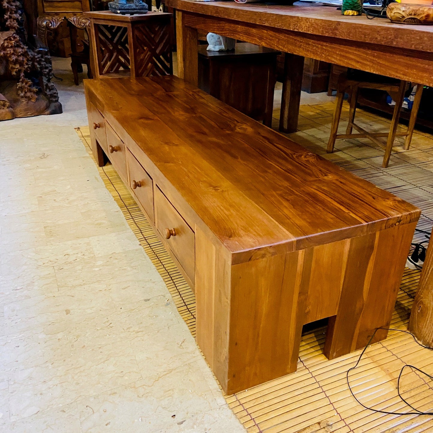 Table basse minimaliste en teck