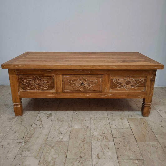 Tavolino in legno teak con intagli floreali