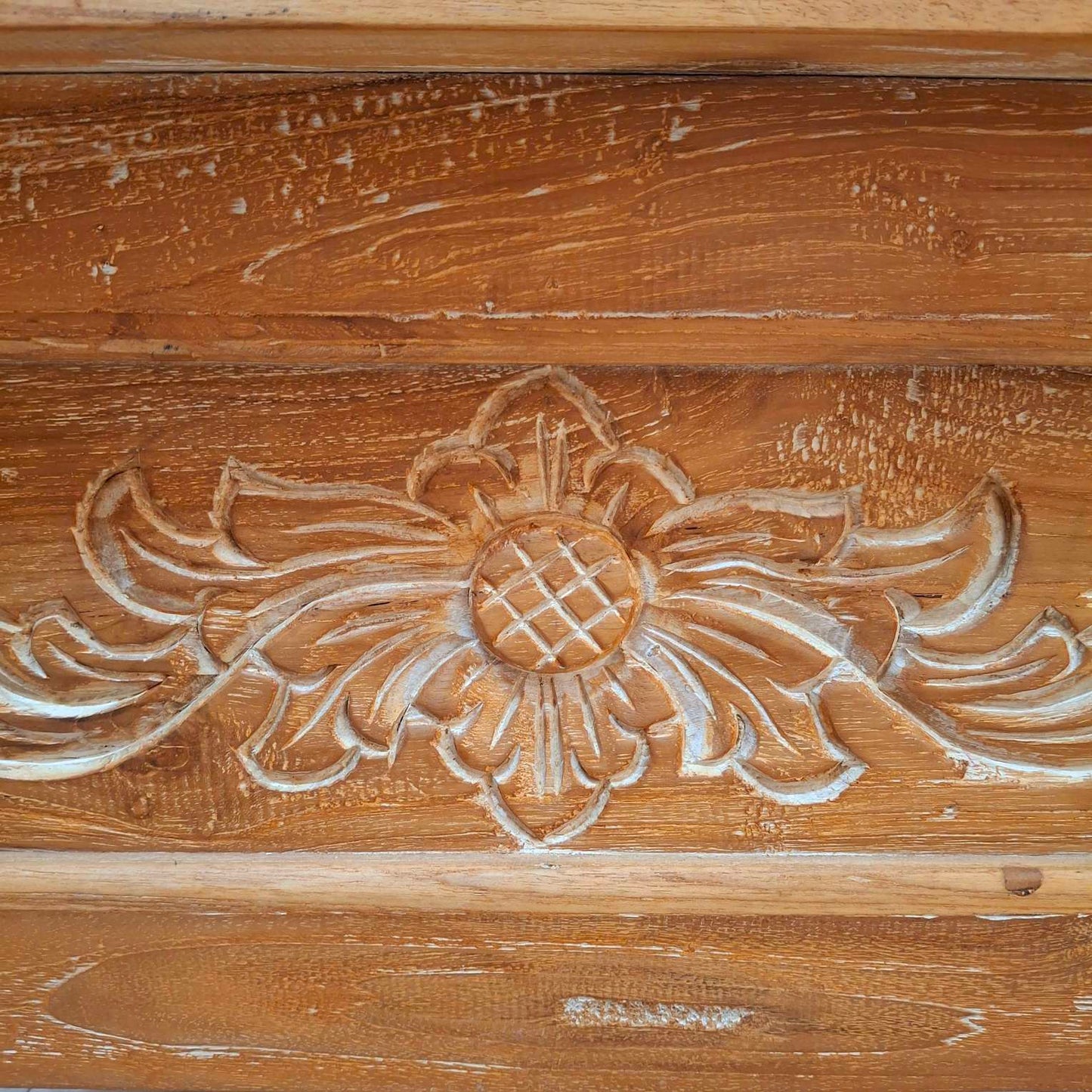 Tavolino in legno teak con intagli floreali