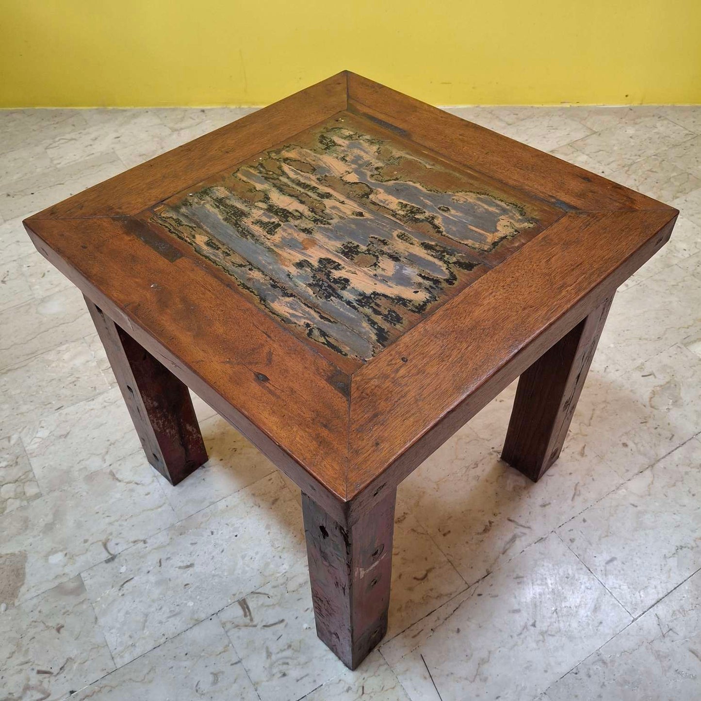 Table carrée ethnique minimaliste avec tabouret coloré