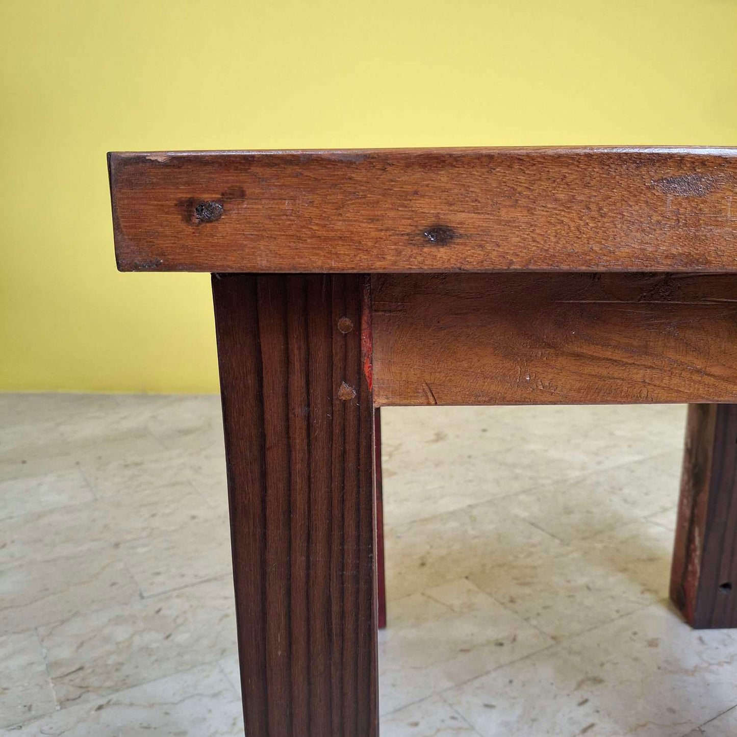 Table carrée ethnique minimaliste avec tabouret coloré