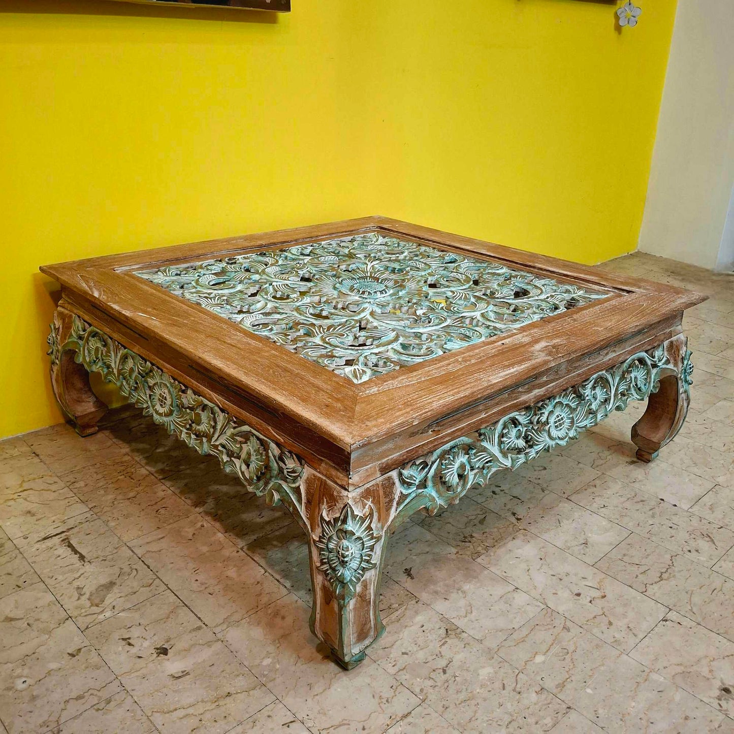 Tavolino etnico da salotto design floreale in legno teak