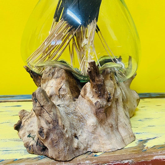 Vaso in vetro fuso su radice arredamento etnico