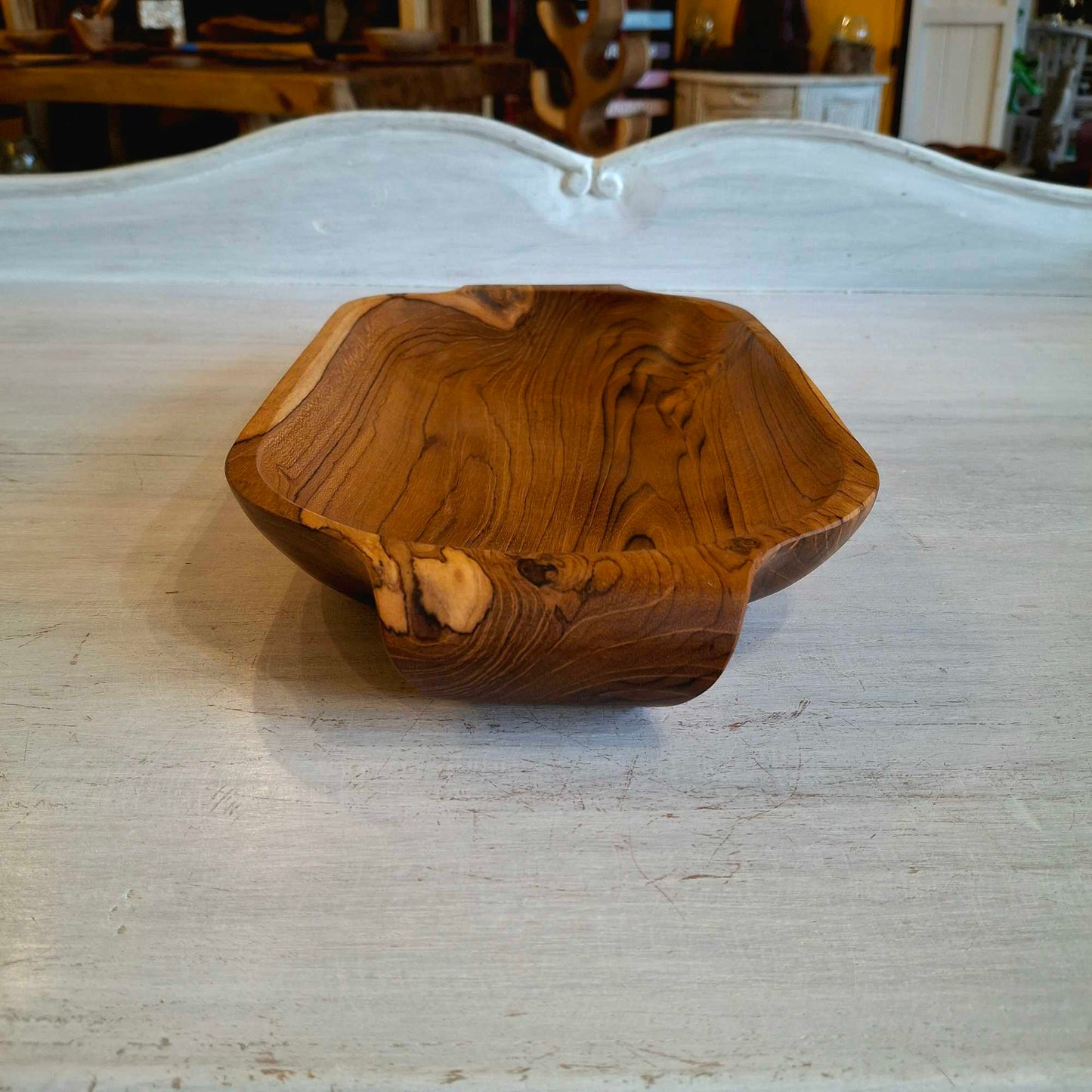 Vassoio in legno teak con maniaci intagliati
