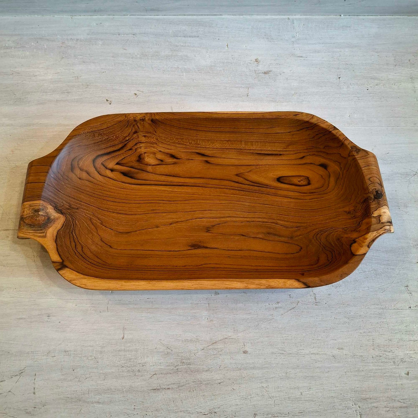 Vassoio in legno teak con maniaci intagliati