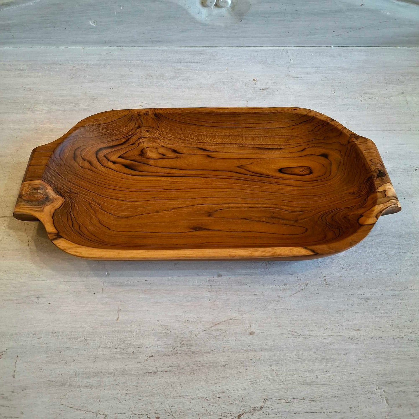 Vassoio in legno teak con maniaci intagliati