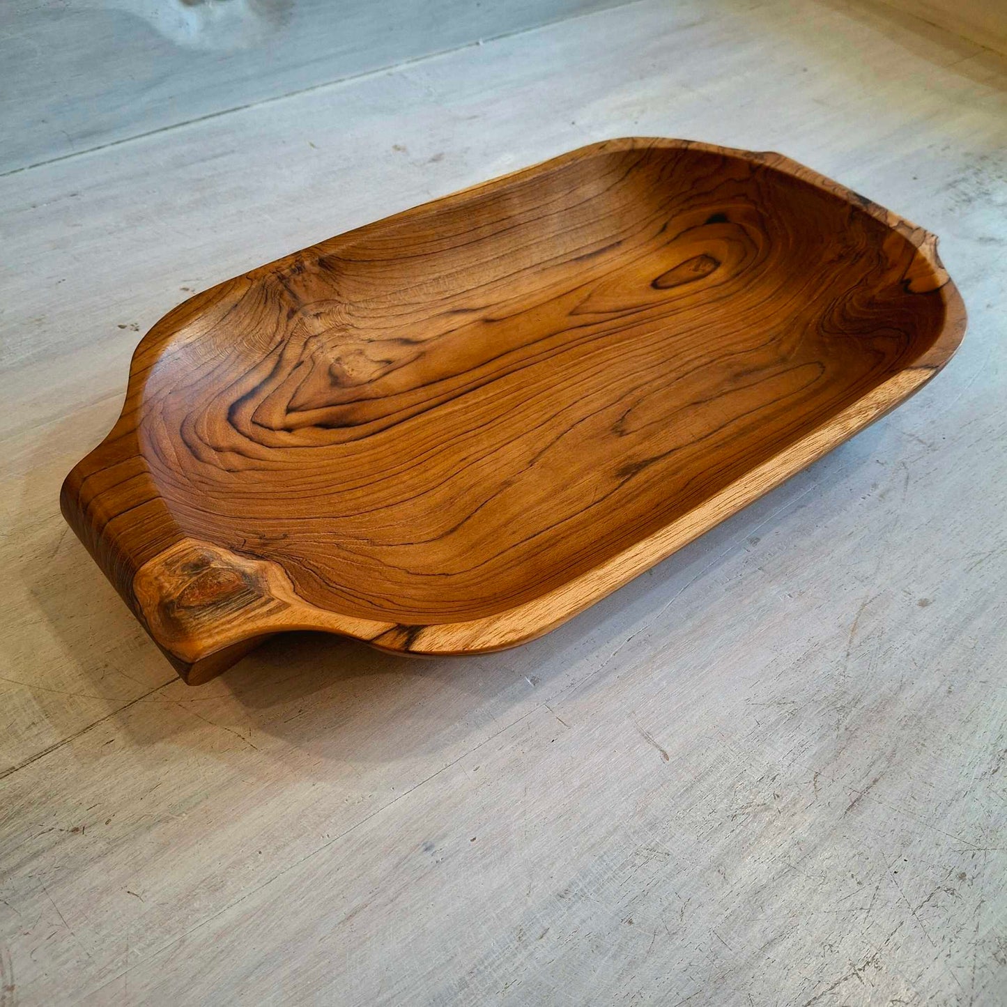 Vassoio in legno teak con maniaci intagliati
