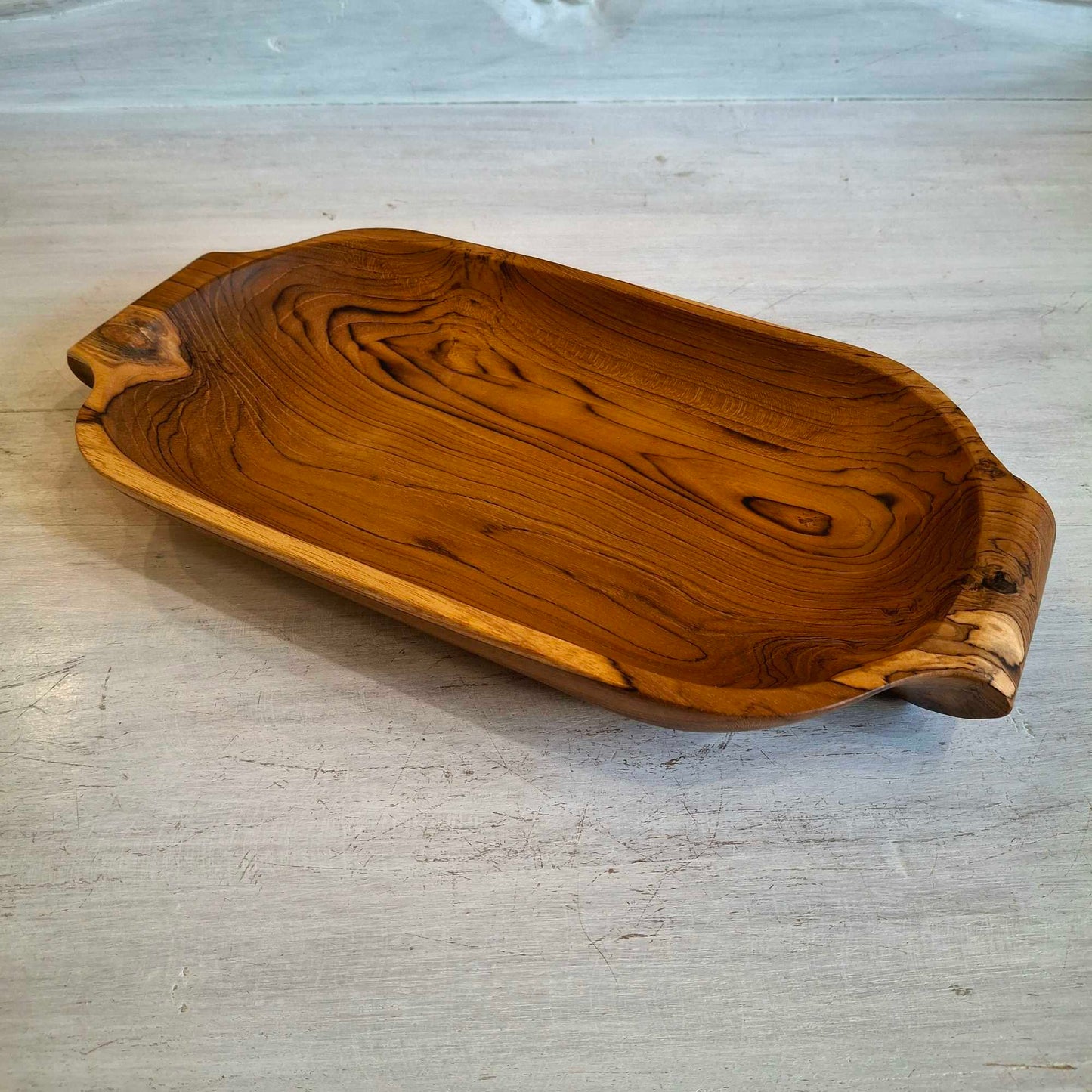 Vassoio in legno teak con maniaci intagliati