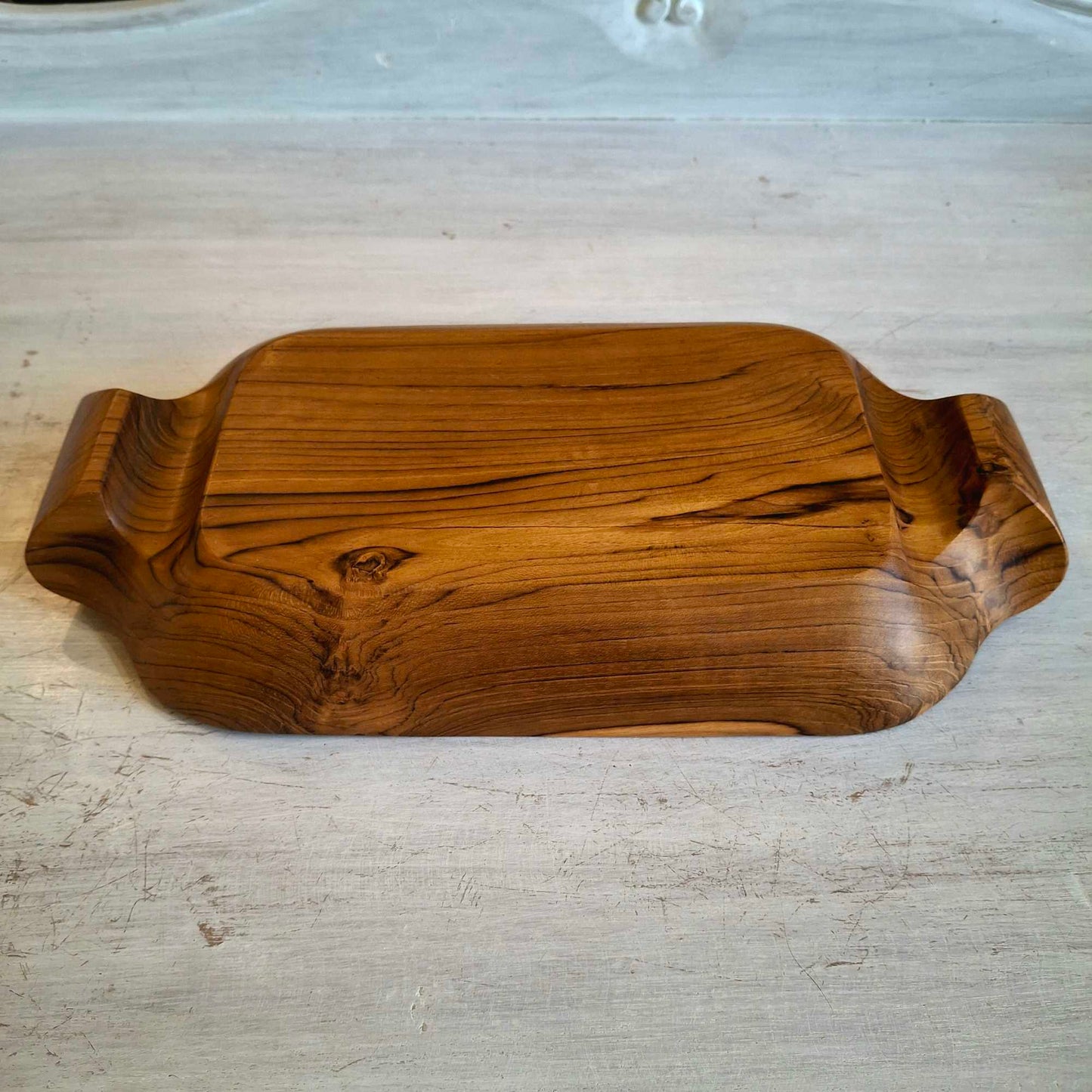 Vassoio in legno teak con maniaci intagliati