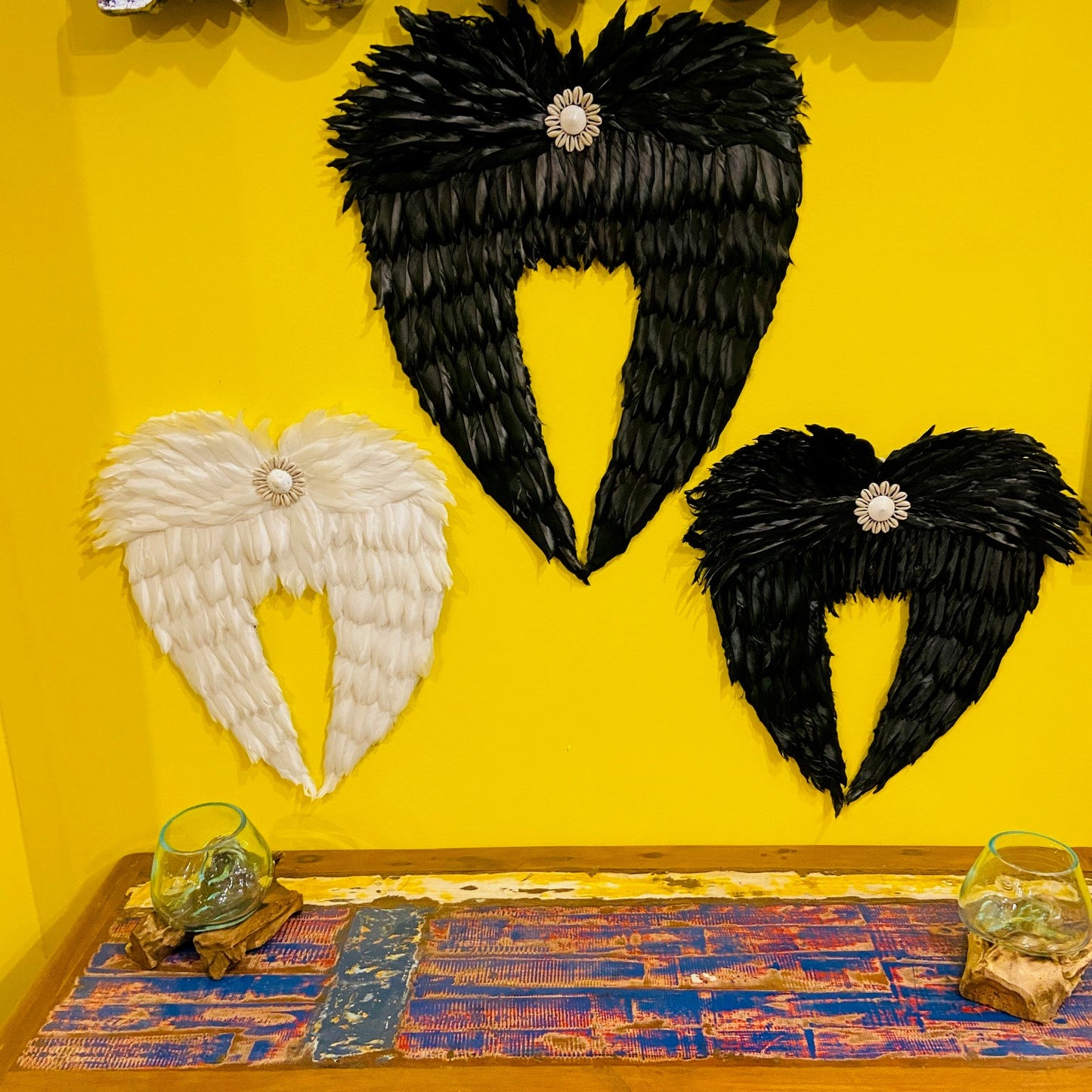 Ailes de démon ou d'ange, plumes, coquillages, décorations