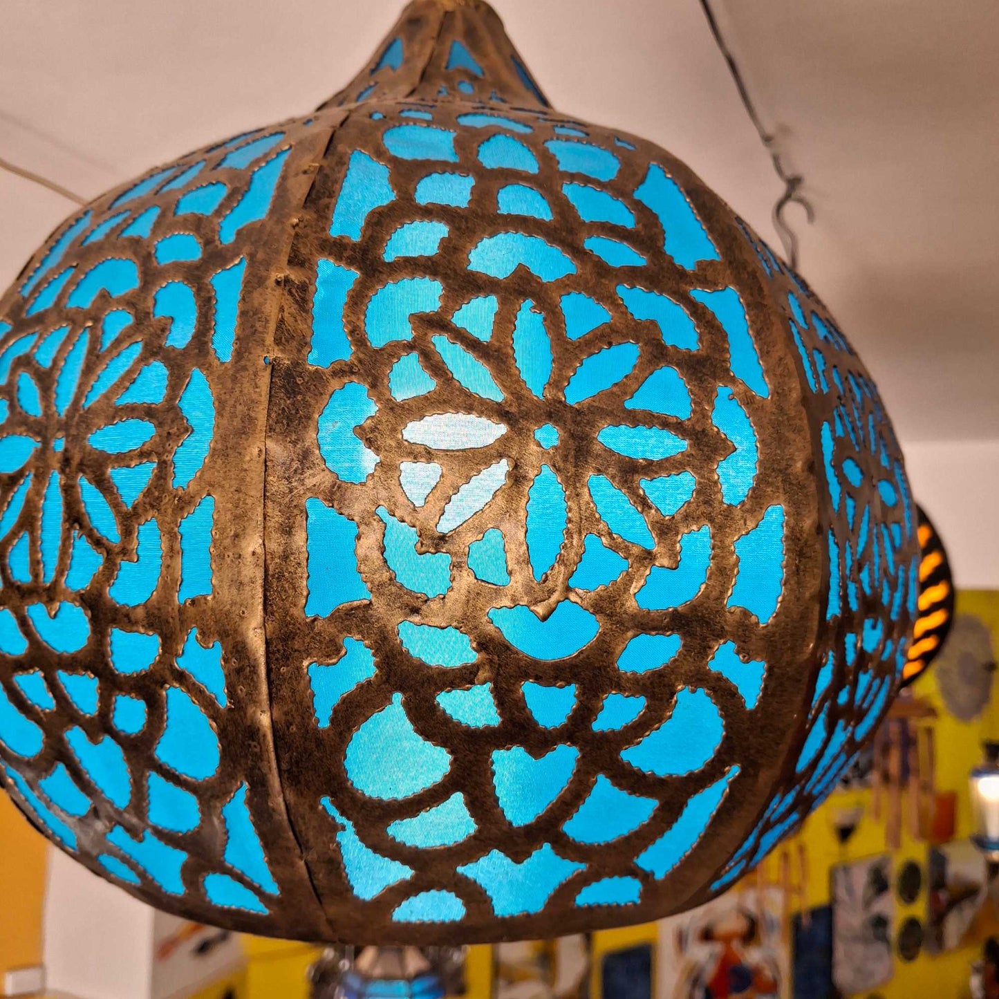 Lampadario in ferro battuto ricamato stile orientale