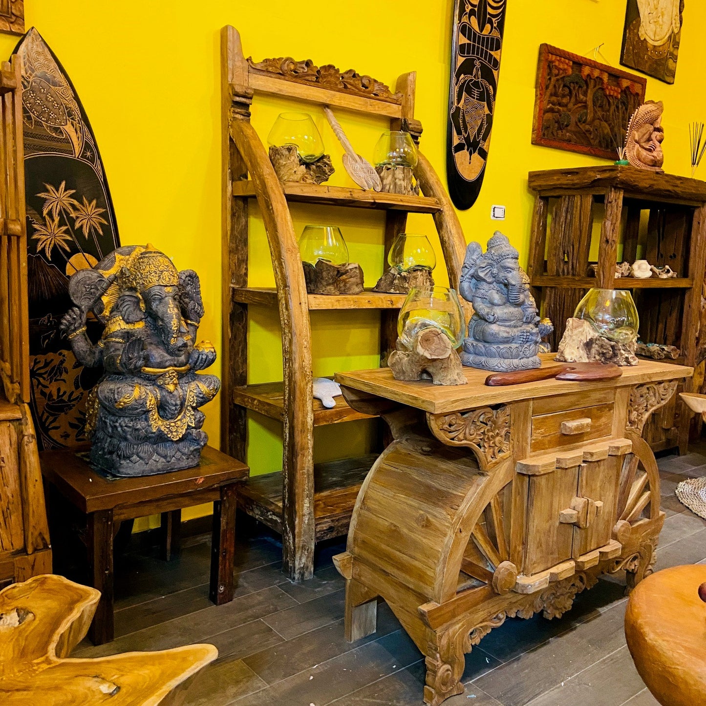 Bibliothèque ethnique en teck avec étagère et vitrine