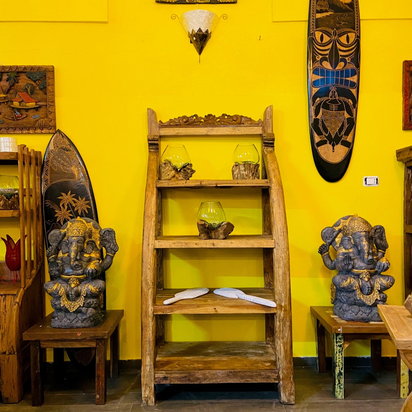 Bibliothèque ethnique en teck avec étagère et vitrine