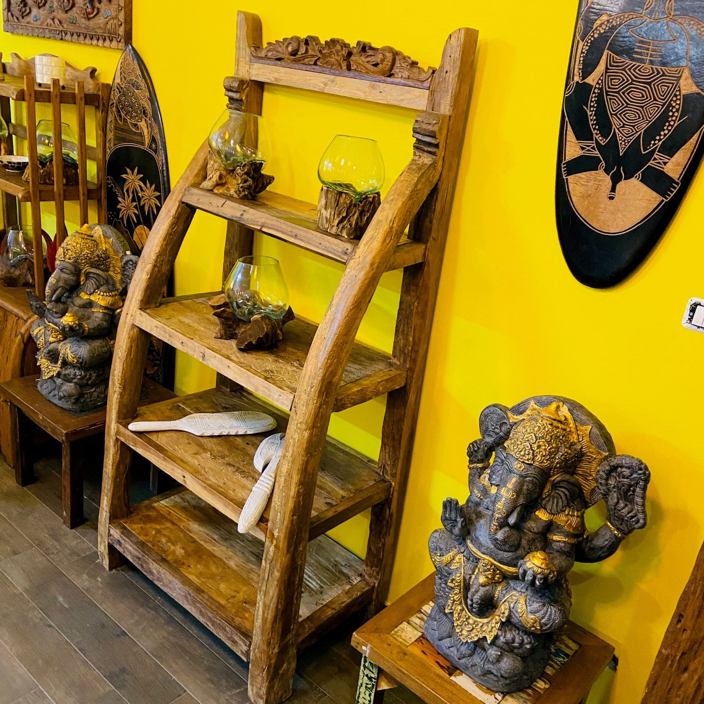 Bibliothèque ethnique en teck avec étagère et vitrine