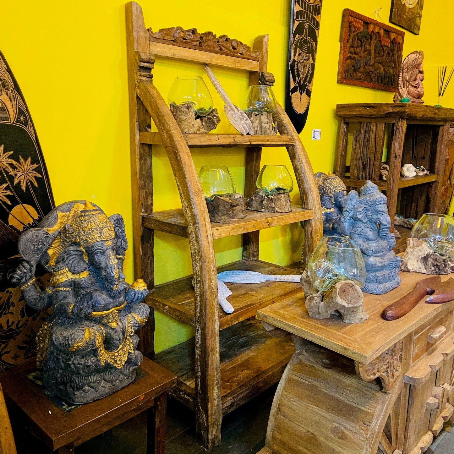 Bibliothèque ethnique en teck avec étagère et vitrine