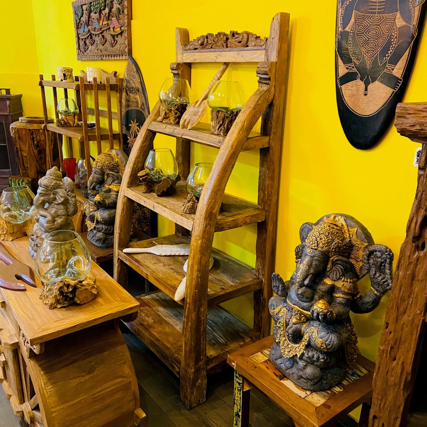 Bibliothèque ethnique en teck avec étagère et vitrine