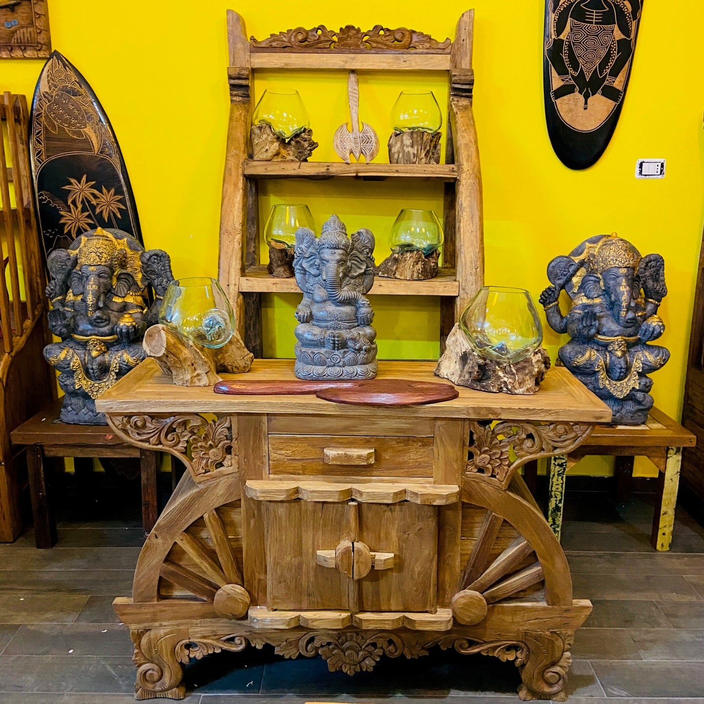 Bibliothèque ethnique en teck avec étagère et vitrine