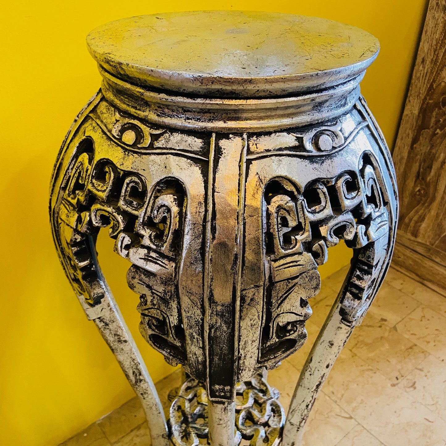 Tabouret piédestal déco en bois sculpté vintage