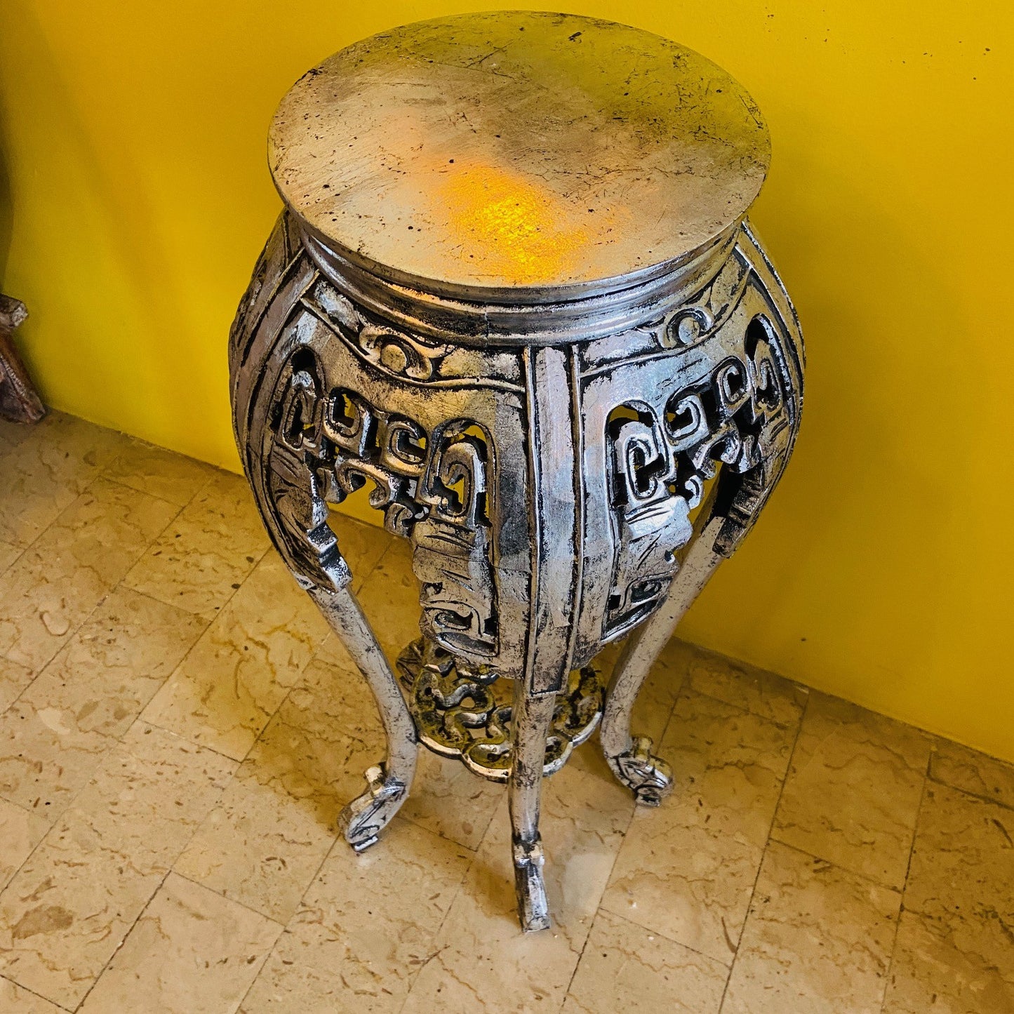 Tabouret piédestal déco en bois sculpté vintage