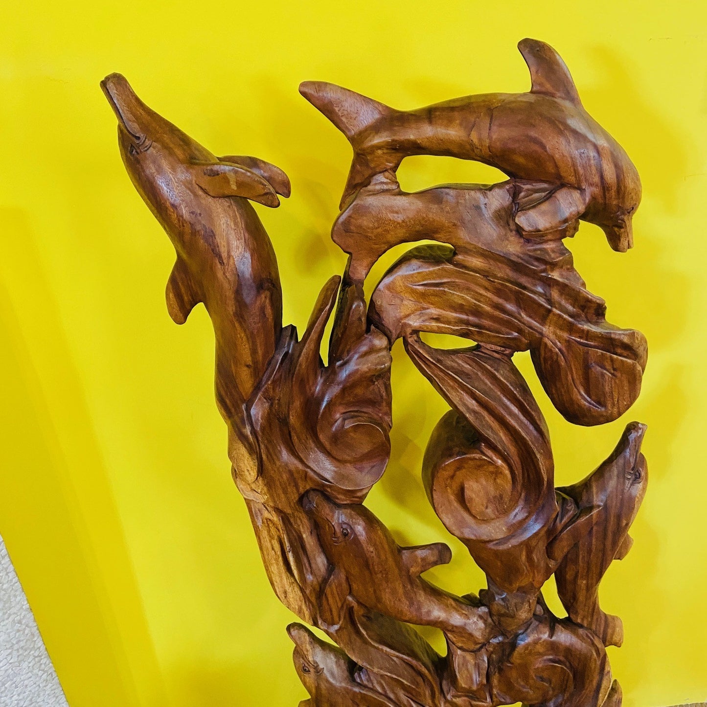 Sculpture de dauphin dansant Statue ethnique en bois
