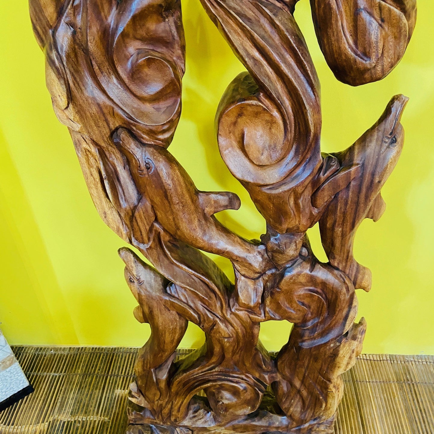 Sculpture de dauphin dansant Statue ethnique en bois
