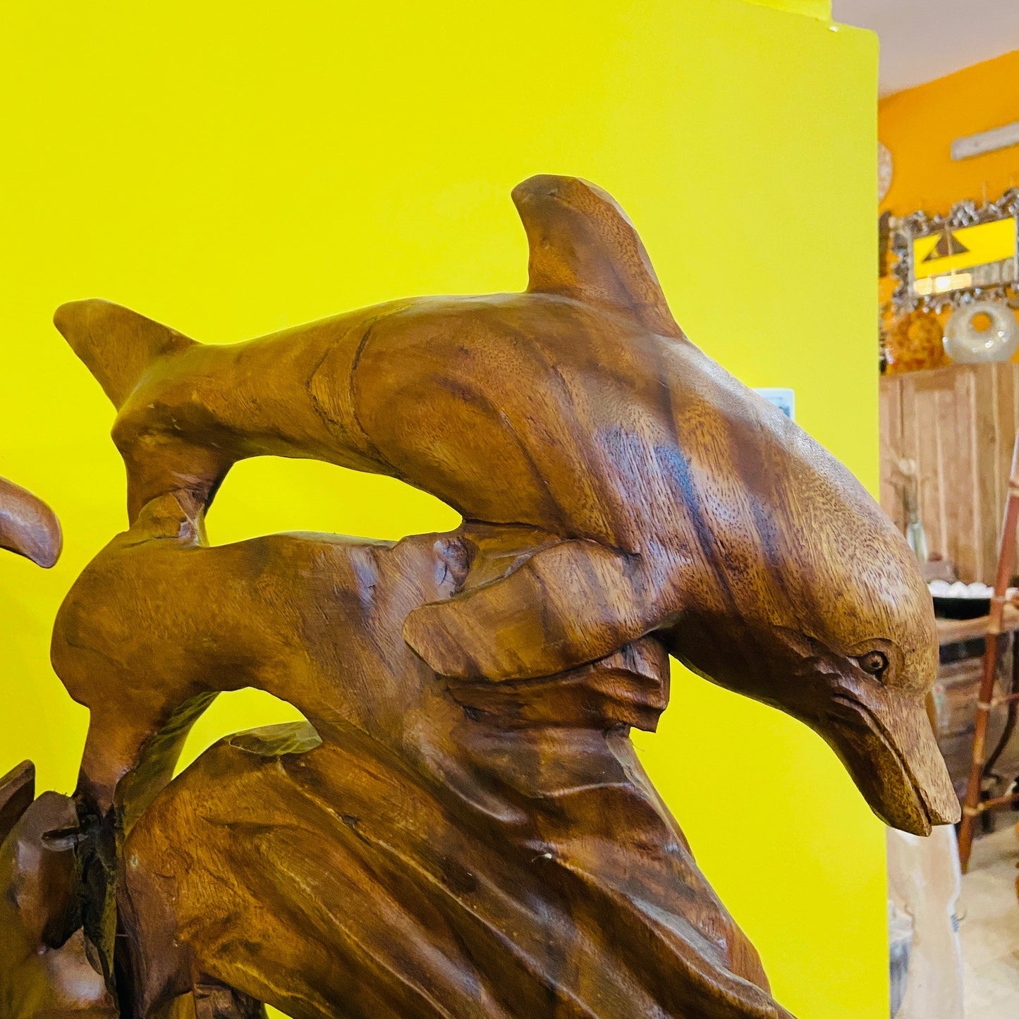 Sculpture de dauphin dansant Statue ethnique en bois